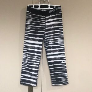 Nike pro Capri length black/white leggings